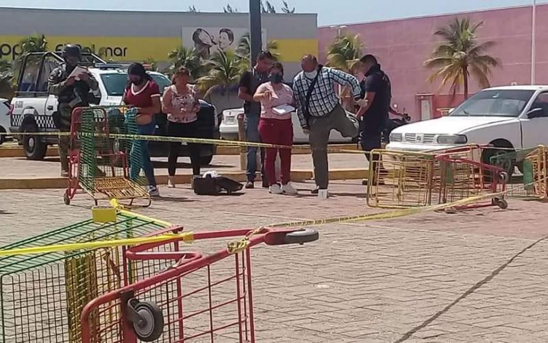 Balean a un sujeto en el estacionamiento de la plaza El Palmar en Coatzacoalcos