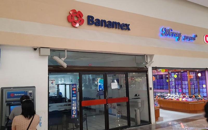 Sujetos armados asaltan sucursal de Banamex en Plaza Crystal de Coatzacoalcos