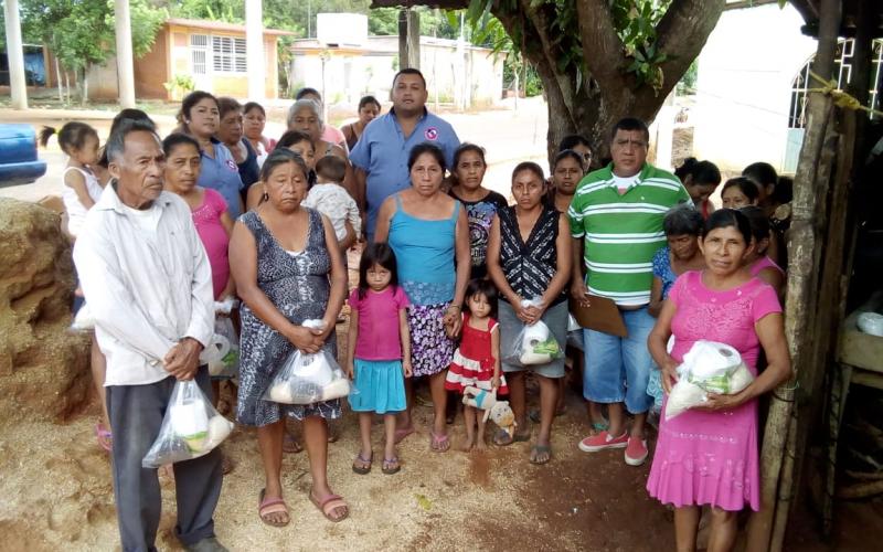 Integrantes de la Asociación Civil “Sé Cortés con tus Acciones” en San Bartolo Acayucan, entregan apoyo a pobladores inscritos