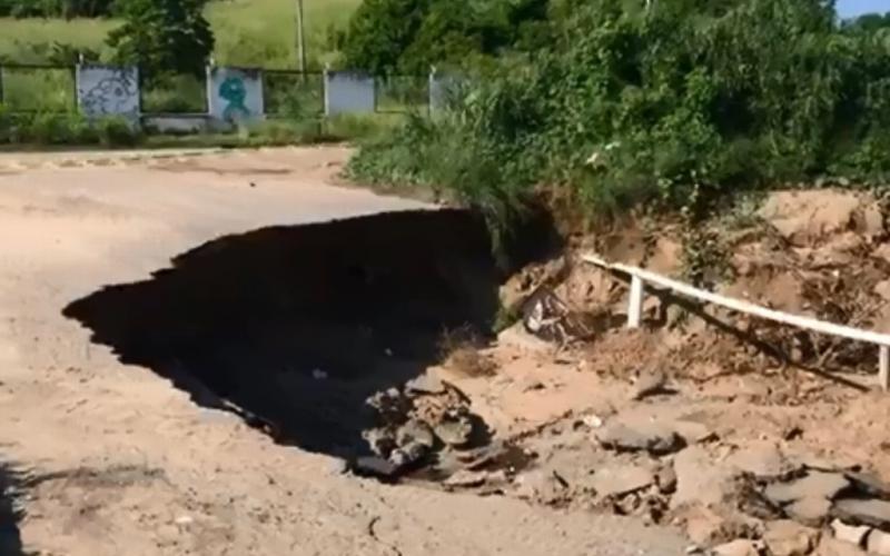 Destrozada toda una calle de fraccionamiento al norte de Veracruz