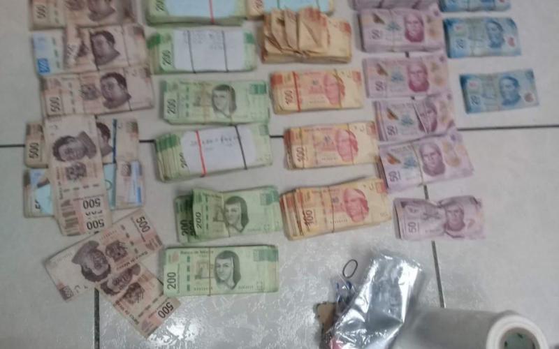 En Las Choapas, son detenidos dos sujetos con más de medio millón de pesos