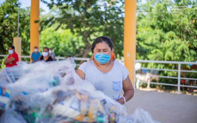 En Acayucan el DIF municipal sigue realizando apoyos a distintos sectores de la población