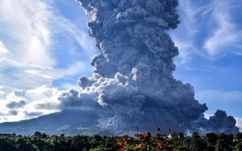 Video: Erupción de monte Sinabung lanza ceniza de más de 4 km