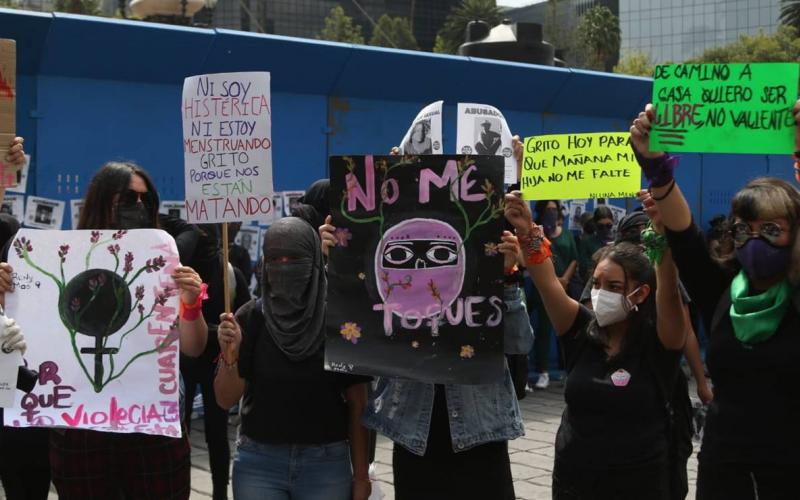 Movilización de mujeres feministas fue cercada en Paseo de la Reforma CDMX