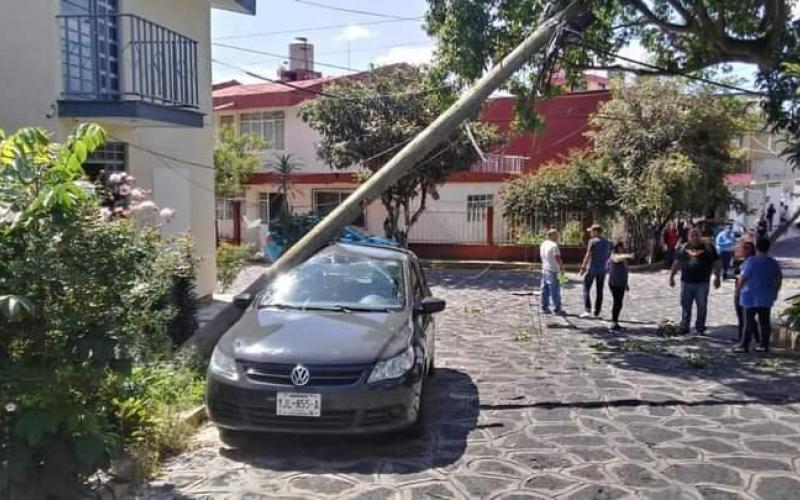  Operador de grúa arrasa con postes de luz y telefonía en colonia Pumar