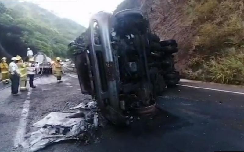 Una pipa de gasolina se incendió luego de volcarse en Chiapas