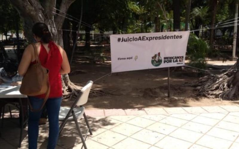 Grupo de jóvenes reúnen firmas para juzgar a expresidentes, en Xalapa Veracruz