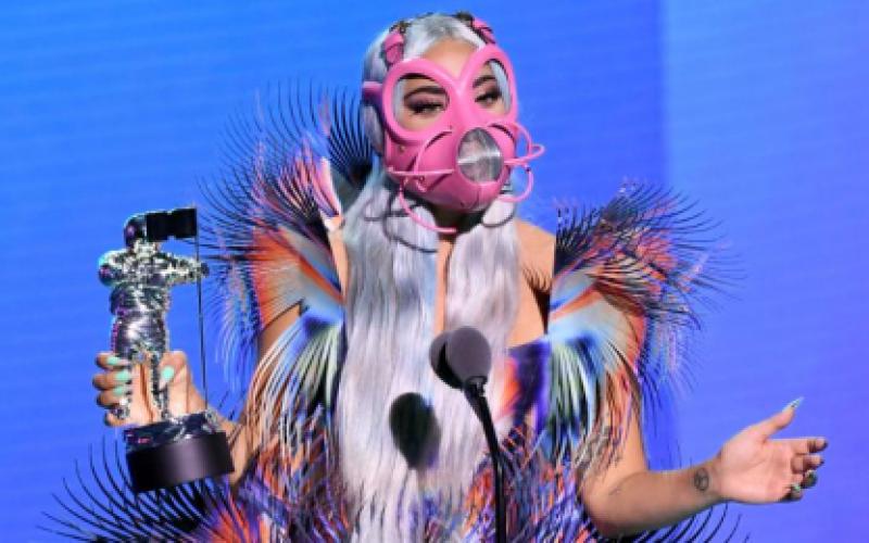 Lady Gaga y The Weeknd asombran a su llegada a los MTV VMAs