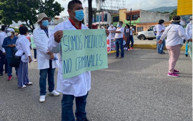 La CNDH ordena investigar el arresto de médico que atendía enfermos de COVID-19 en Chiapas