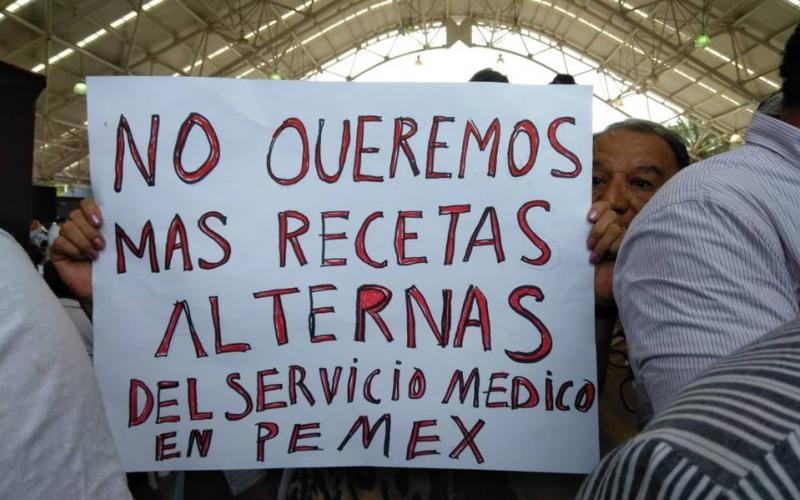 Manifestación en el Hospital de Pemex Poza Rica debido a la falta de medicamentos