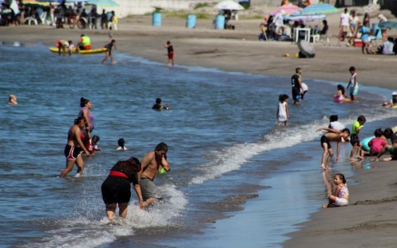 Aglomeración en actividad turística en playas de Veracruz