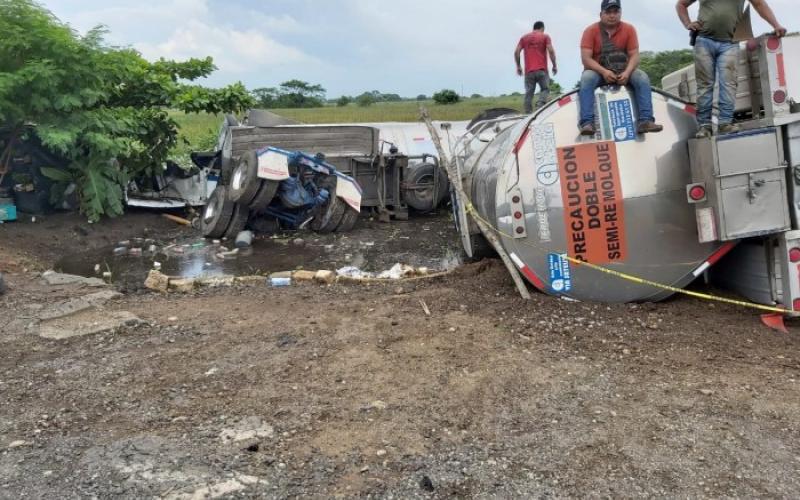 Conductor de tráiler muere tras accidente en la autopista La Tinaja-Cosoleacaque