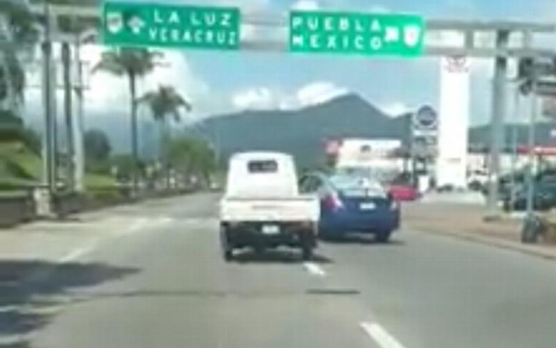 Elementos de la policía de tránsito en Cordoba Veracruz, un chiste, tras fallida persecución chocan patrulla