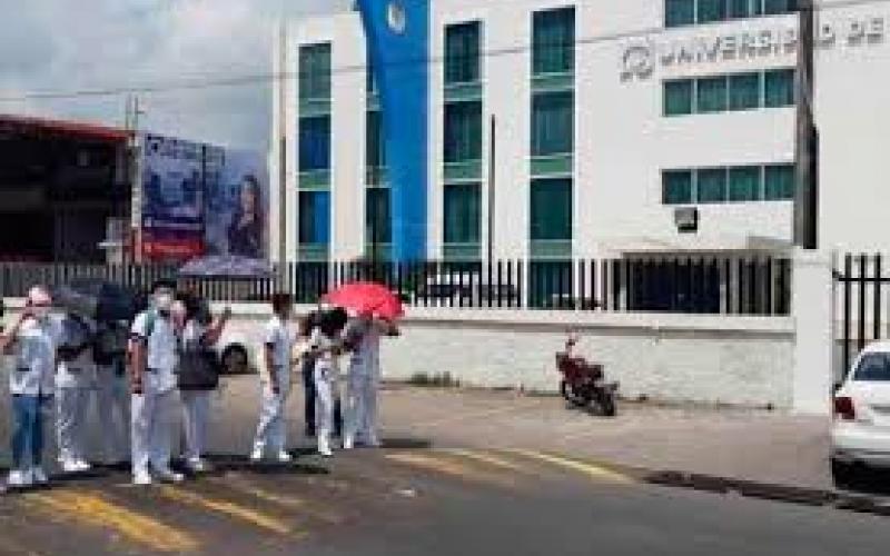 Universitarios bloquean carretera Veracruz-Medellín por alza de colegiaturas