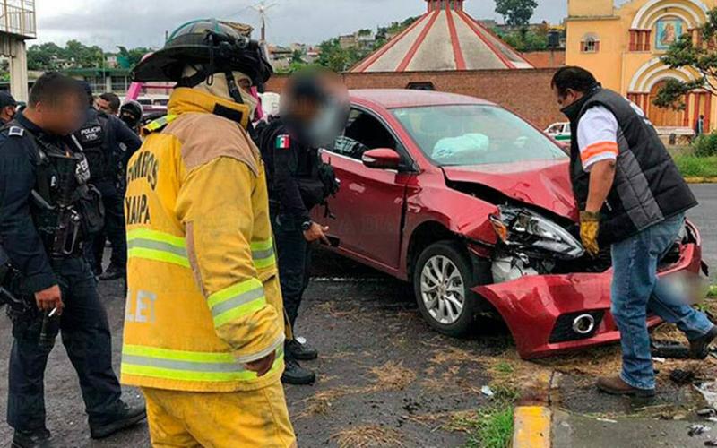 Delincuentes son perseguidos tras un asalto y se estrellan en Bulevar Banderilla en Xalapa