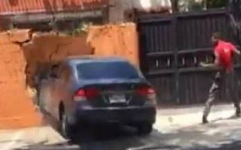 Video: Empezaron a martillazos; terminaron derribando un muro con un auto