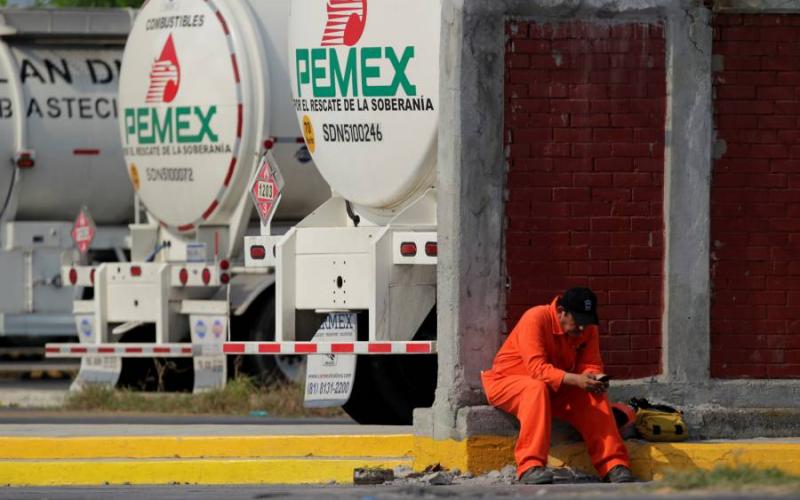 Pemex pone a prueba paciencia de inversores por política ambiental