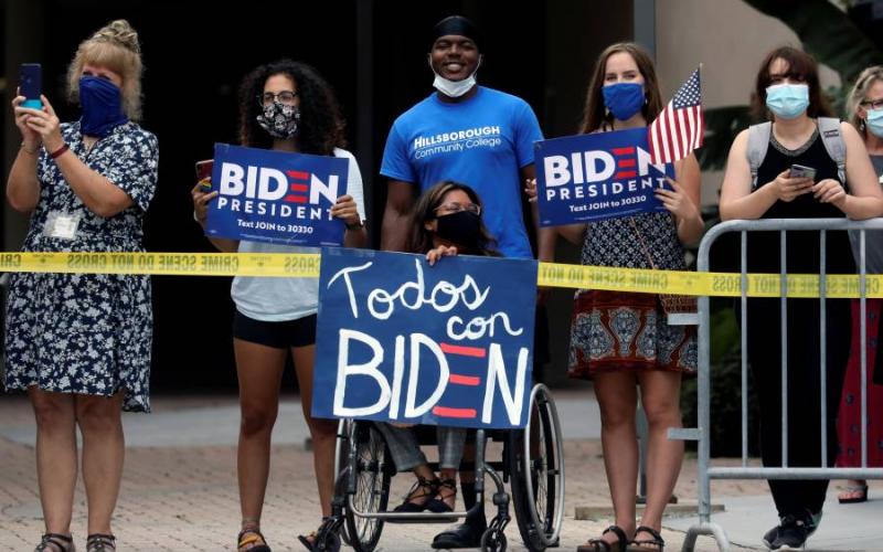 Bloomberg inyecta 6 mdd a campaña de Biden en bastión latino