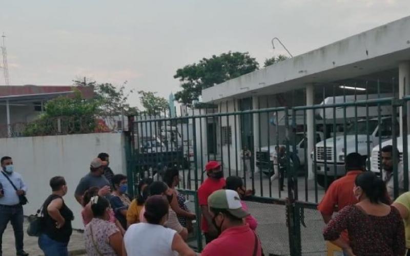 Pobladores exigen a la CFE regularizar los continuos apagones en Villa Allende Coatzacoalcos