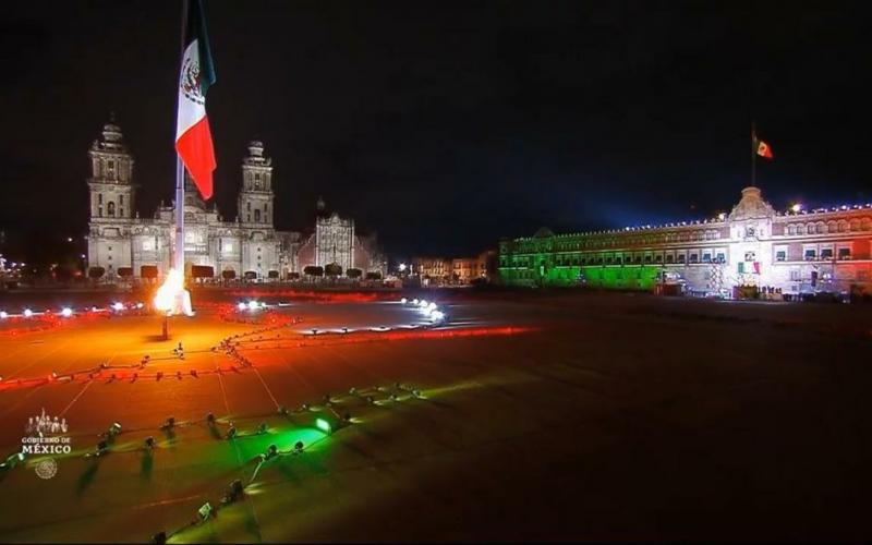 Con un minuto de silencio AMLO inició evento del Grito de Independencia 