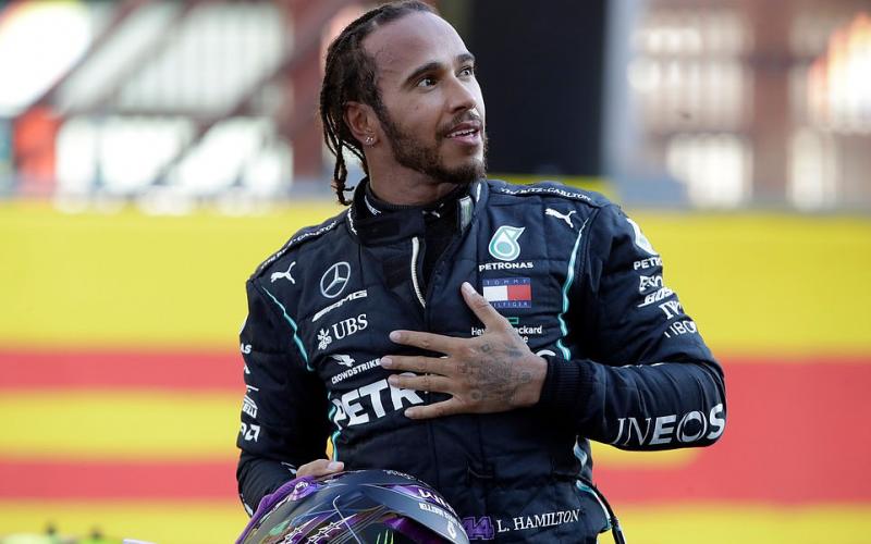 Lewis Hamilton celebró la victoria número 90 en el accidentado GP de Toscana