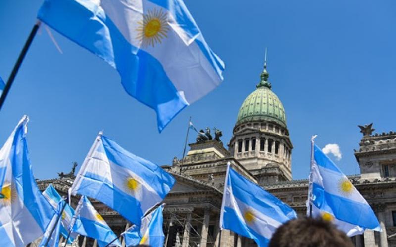  Argentina logra acuerdo para reestructurar la deuda que tiene con sus acreedores