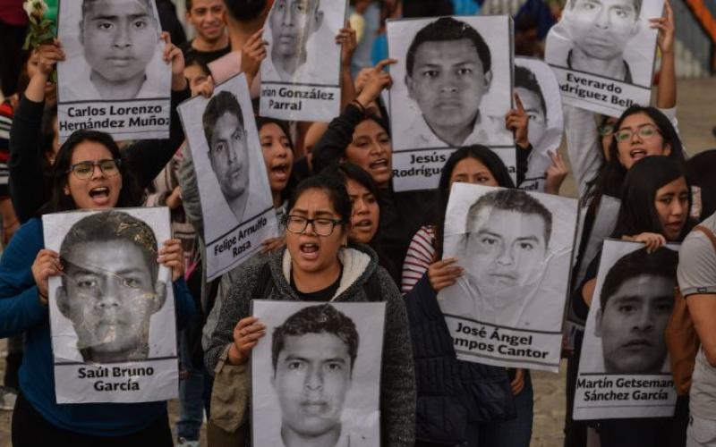 Realizan mitin, familiares de los 43 de Ayotzinapan frente a la Suprema Corte de Justicia