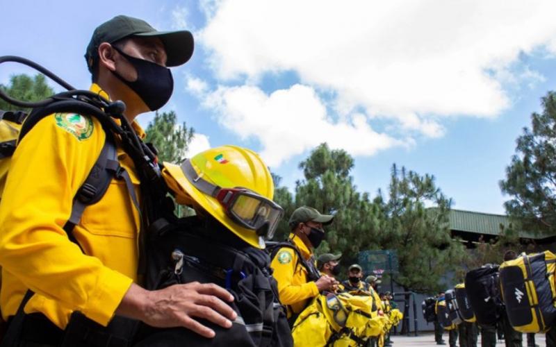 Envía México a 100 bomberos en ayuda contra los incendios de California EEUU