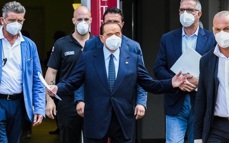 Sale de hospitalización Silvio Berlusconi después de contagiarse por coronavirus