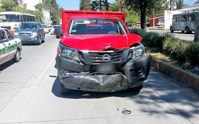 Movilización de policías de tránsito por carambola de vehículos en avenida Lázaro Cárdenas