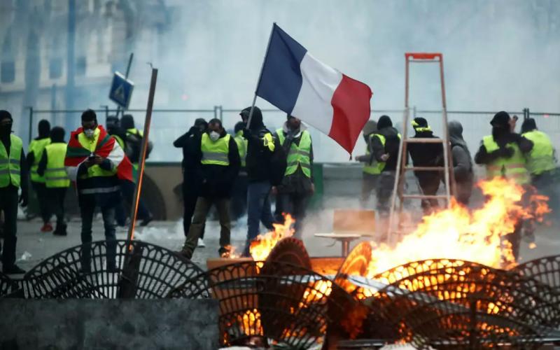 En Paris chalecos amarillos vuelven a tomar las calles,  hay más de 256 detenidos