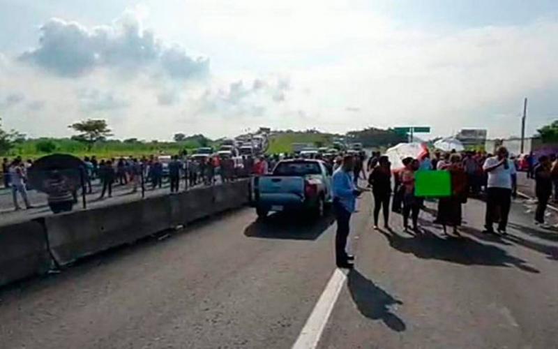 Bloqueo en la carretera Xalapa Veracruz por integrantes de La Leyenda Chicho el Roto