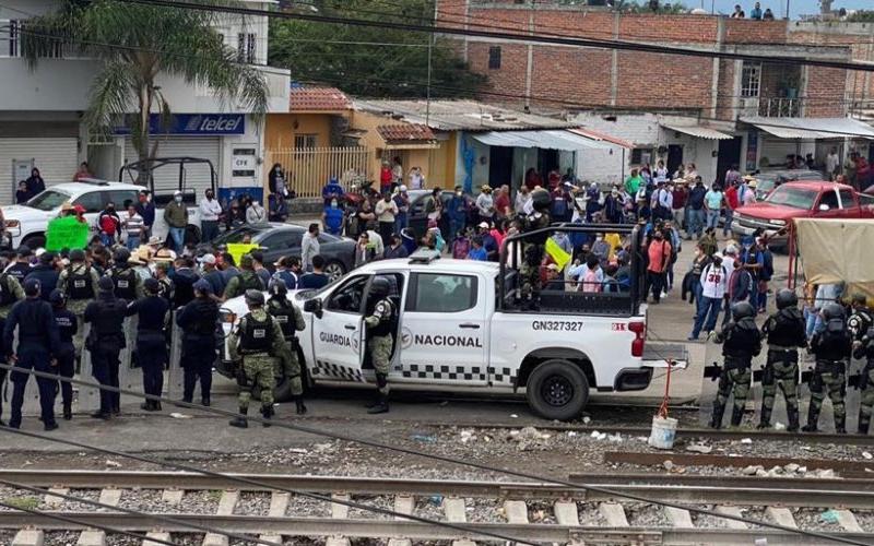 Enfrentamientos entre policías y normalistas que intentan retomar vías de Michoacán