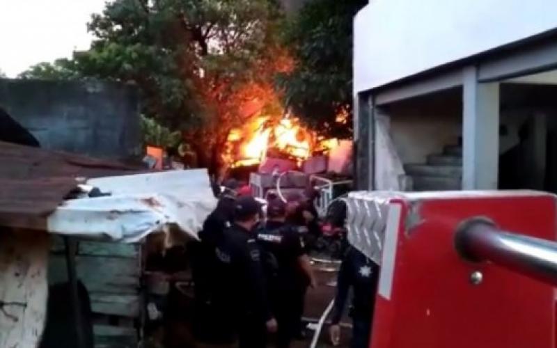 Lamentable incendio consume varios vehículos en San Andrés Tuxtla, Veracruz