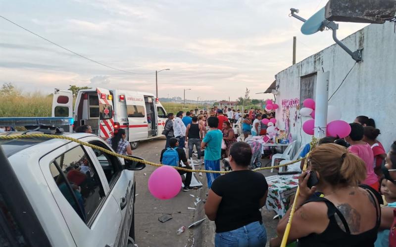 Mantuvo su marcha sobre la calle cerrada en donde se celebraba la fiesta; hay 7 personas lesionadas, entre ellas una menor de edad