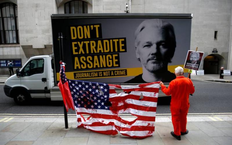 Assange oye voces y tiene Impulsos suicidas: psiquiatra