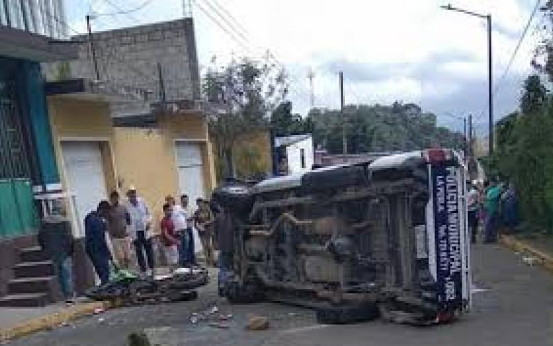 Dos policías municipales de La Perla que viajaban en una patrulla estuvieron a punto de ser linchados