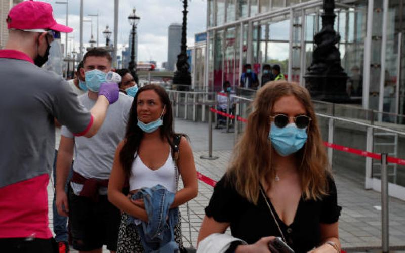  Tras segunda ola de contagios, Inglaterra multa con 10,000 libras por saltarse la cuarentena