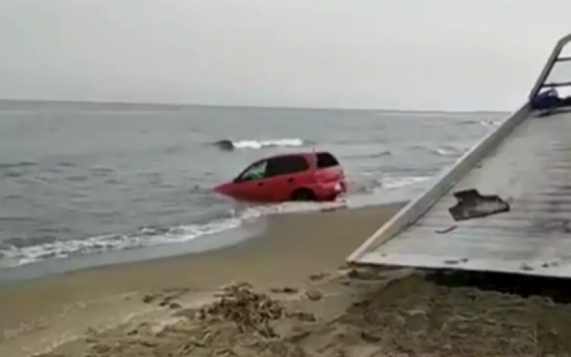 Mar de Coatzacoalcos arrastra a vehículo con tripulantes ebrios