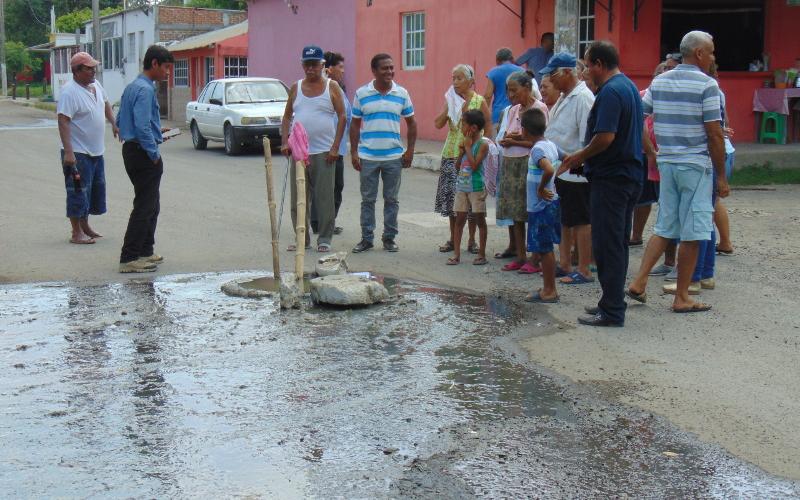 Inquilinos de Medellin viven con insoportable olor de aguas negras que inundan las calles