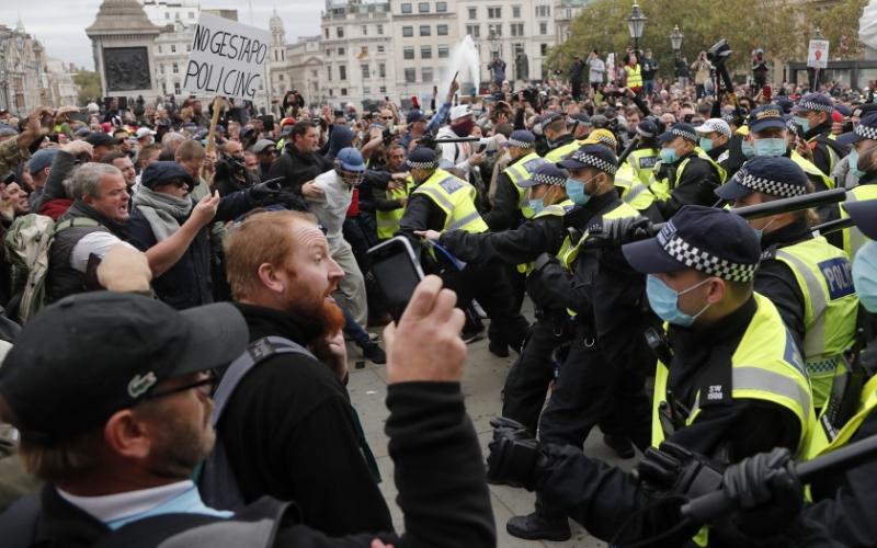 Elementos de la policía en Londres echan abajo protesta contra medidas COVID19