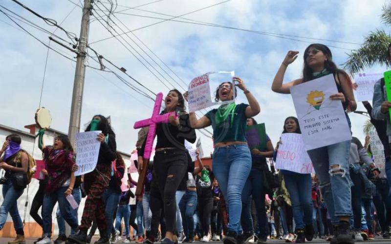Se suman a protestan nacionales las feministas en Veracruz