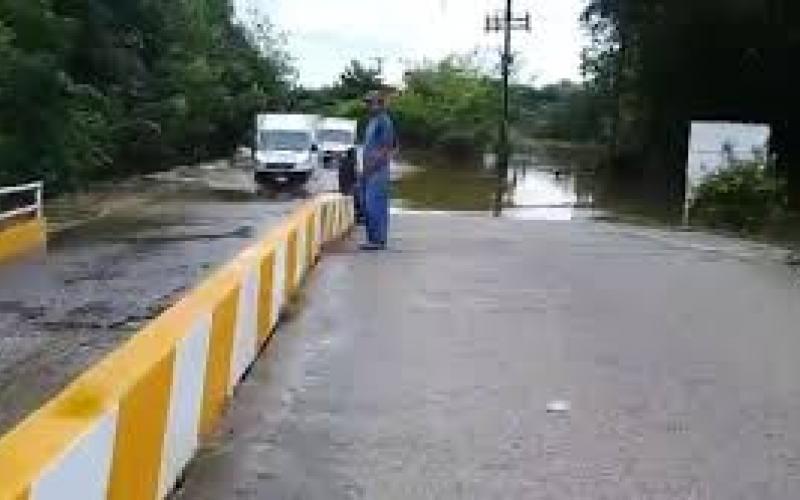 Afectaciones graves en la playa Vicente debido al desbordamiento del río Tesechoacán