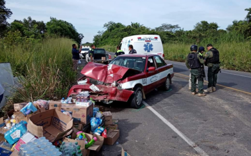 Daños materiales personas lesionadas deja accidente en carretera Transistmica