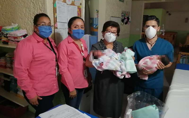 Mujer da a luz a trillizas en Veracruz y decide darlas en adopción