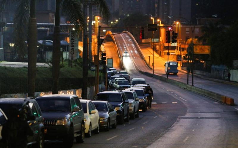 Denuncian abusos de los cuerpos policiacos al intentar cargar gasolina en Venezuela, hay escasez.