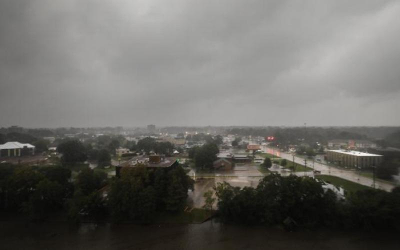 La lluvia del huracán Delta cae sobre Lafayette, Louisiana, el viernes 9 de octubre.