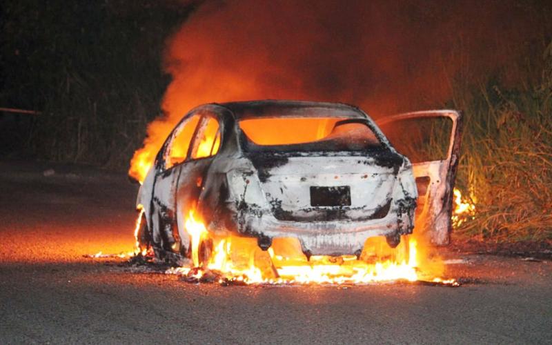 Automóvil marca Chevrolet, tipo Beat 2019, fue consumido por las llamas en su totalidad