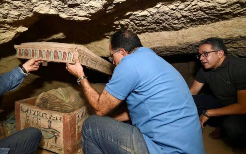 Descubren sarcófagos con más de 2 mil 500 años de antigüedad en Egipto