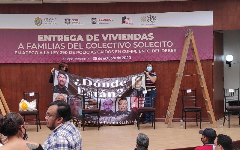 Una de las víctimas, Marta González, madre de uno de los policías desaparecidos expuso que ninguno de los gobiernos de Javier Duarte de Ochoa y de Miguel Ángel Yunes Linares, les dieron atención